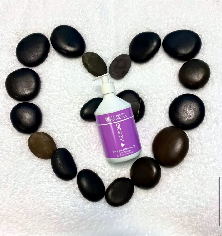 Hot-Stone-Massage mit warmen Steinen und Massageöl