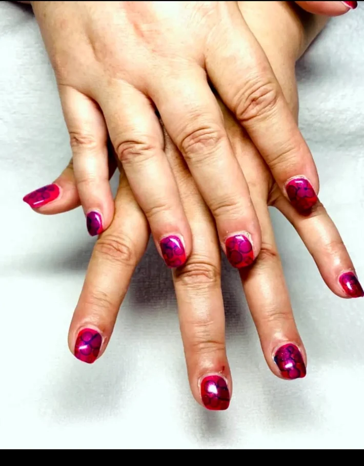 Nageldesign in kräftigen Rot- und Pinktönen